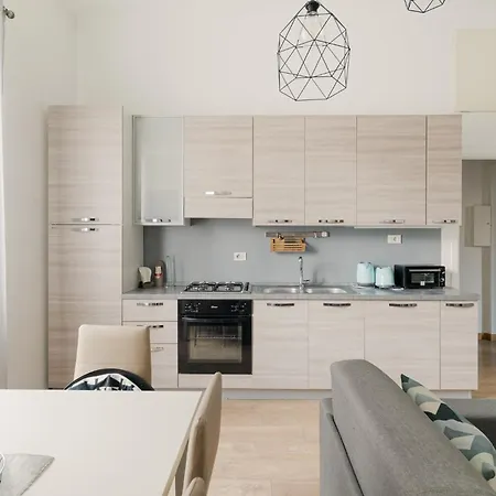 Guesthost - Modern & Cozy In X4 Apartmán *